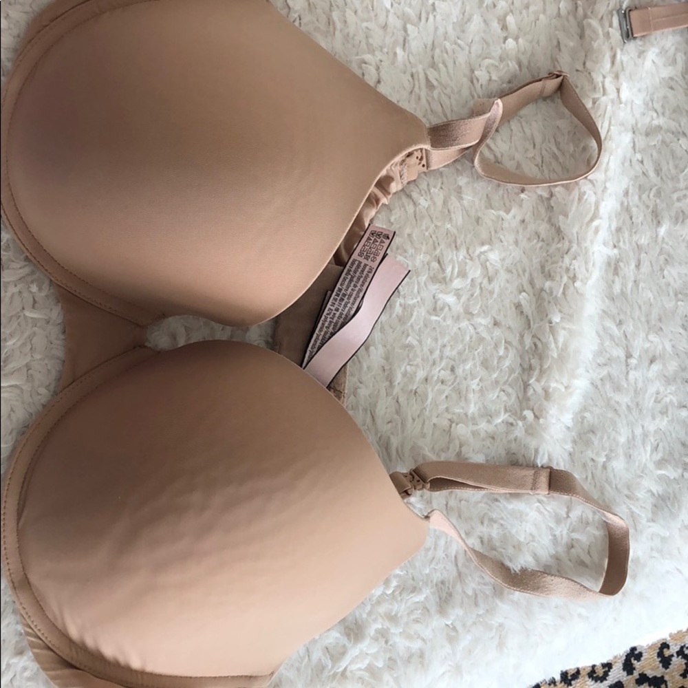Victoria’s Secret T-shirt lightly lined Demi bra